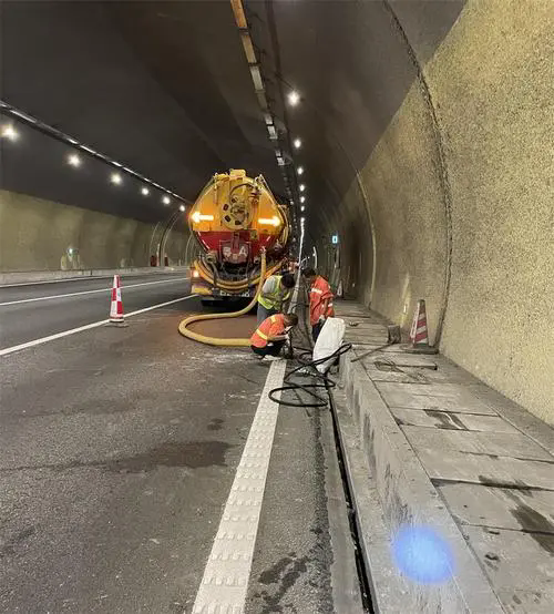 张家港隧道排水渠清淤